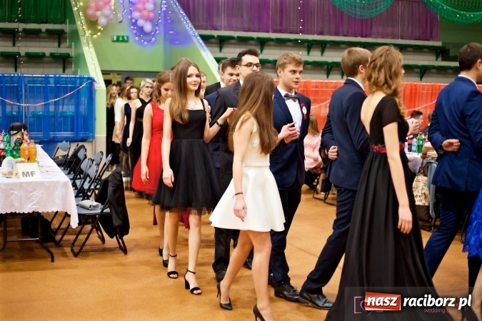 Zdjęcie w galerii na portalu naszraciborz.pl: Raciborskich studniówek czar. Profesjonalna sesja z balu liceum przy ul. Kasprowicza wiadomości z regionu
