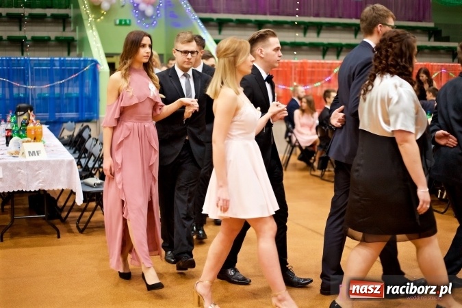 Zdjęcie w galerii na portalu naszraciborz.pl: Raciborskich studniówek czar. Profesjonalna sesja z balu liceum przy ul. Kasprowicza wiadomości z regionu