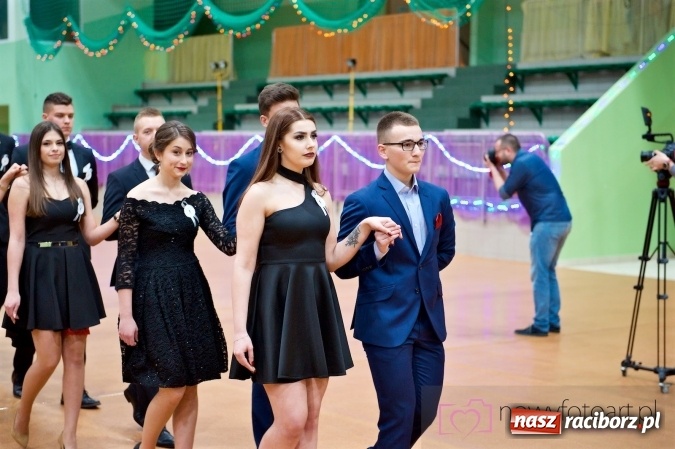 Zdjęcie w galerii na portalu naszraciborz.pl: Raciborskich studniówek czar. Profesjonalna sesja z balu liceum przy ul. Kasprowicza wiadomości z regionu