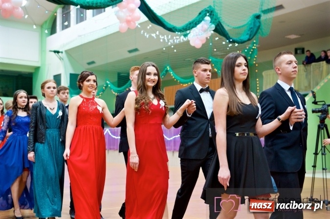 Zdjęcie w galerii na portalu naszraciborz.pl: Raciborskich studniówek czar. Profesjonalna sesja z balu liceum przy ul. Kasprowicza wiadomości z regionu