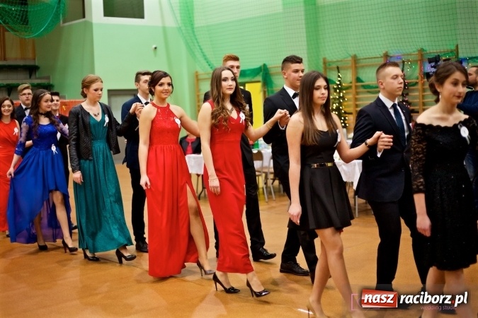 Zdjęcie w galerii na portalu naszraciborz.pl: Raciborskich studniówek czar. Profesjonalna sesja z balu liceum przy ul. Kasprowicza wiadomości z regionu