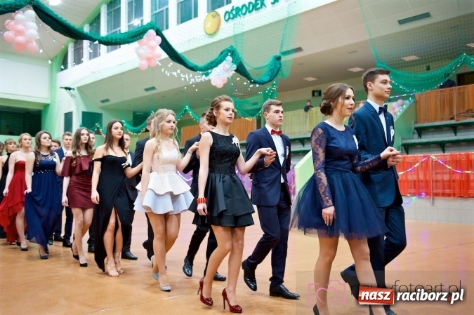 Zdjęcie w galerii na portalu naszraciborz.pl: Raciborskich studniówek czar. Profesjonalna sesja z balu liceum przy ul. Kasprowicza wiadomości z regionu