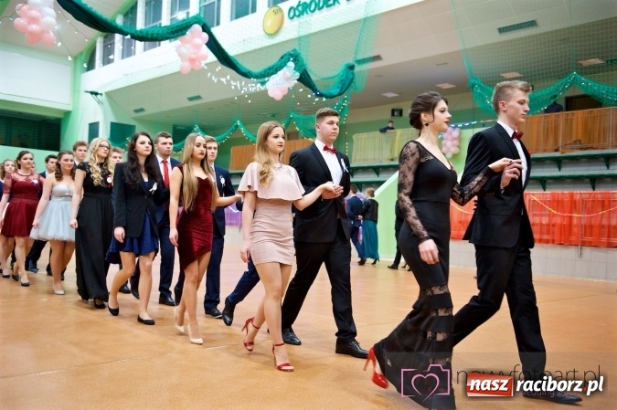 Zdjęcie w galerii na portalu naszraciborz.pl: Raciborskich studniówek czar. Profesjonalna sesja z balu liceum przy ul. Kasprowicza wiadomości z regionu