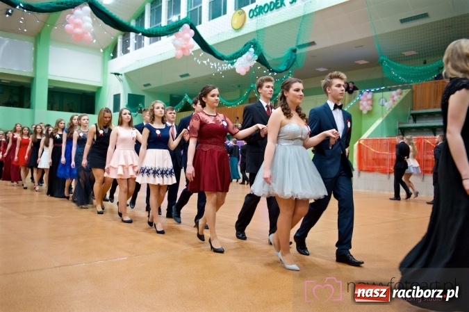 Zdjęcie w galerii na portalu naszraciborz.pl: Raciborskich studniówek czar. Profesjonalna sesja z balu liceum przy ul. Kasprowicza wiadomości z regionu