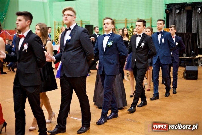 Zdjęcie w galerii na portalu naszraciborz.pl: Raciborskich studniówek czar. Profesjonalna sesja z balu liceum przy ul. Kasprowicza wiadomości z regionu