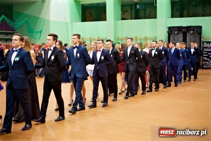 Zdjęcie w galerii na portalu naszraciborz.pl: Raciborskich studniówek czar. Profesjonalna sesja z balu liceum przy ul. Kasprowicza wiadomości z regionu
