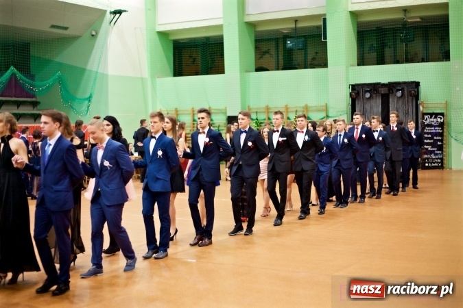 Zdjęcie w galerii na portalu naszraciborz.pl: Raciborskich studniówek czar. Profesjonalna sesja z balu liceum przy ul. Kasprowicza wiadomości z regionu