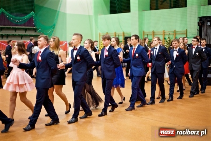 Zdjęcie w galerii na portalu naszraciborz.pl: Raciborskich studniówek czar. Profesjonalna sesja z balu liceum przy ul. Kasprowicza wiadomości z regionu