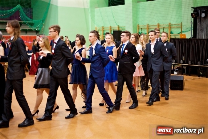 Zdjęcie w galerii na portalu naszraciborz.pl: Raciborskich studniówek czar. Profesjonalna sesja z balu liceum przy ul. Kasprowicza wiadomości z regionu