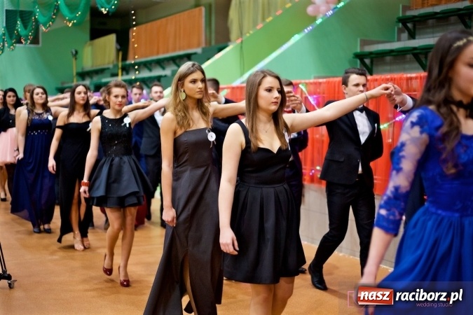 Zdjęcie w galerii na portalu naszraciborz.pl: Raciborskich studniówek czar. Profesjonalna sesja z balu liceum przy ul. Kasprowicza wiadomości z regionu