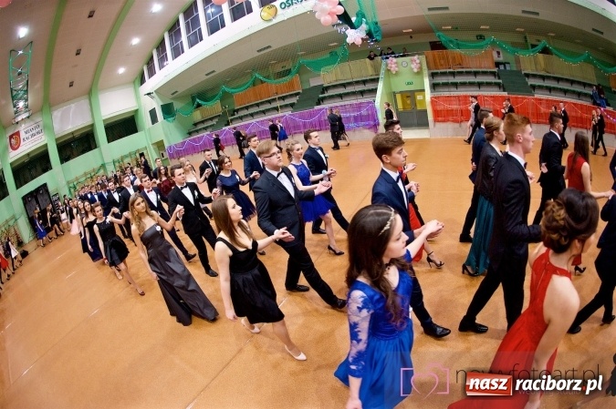 Zdjęcie w galerii na portalu naszraciborz.pl: Raciborskich studniówek czar. Profesjonalna sesja z balu liceum przy ul. Kasprowicza wiadomości z regionu