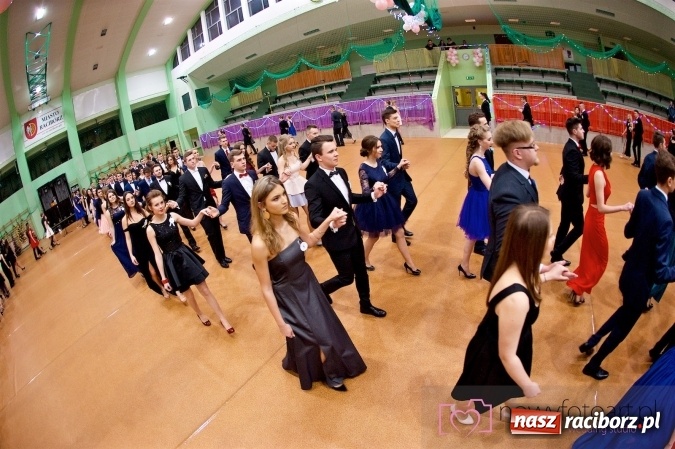 Zdjęcie w galerii na portalu naszraciborz.pl: Raciborskich studniówek czar. Profesjonalna sesja z balu liceum przy ul. Kasprowicza wiadomości z regionu