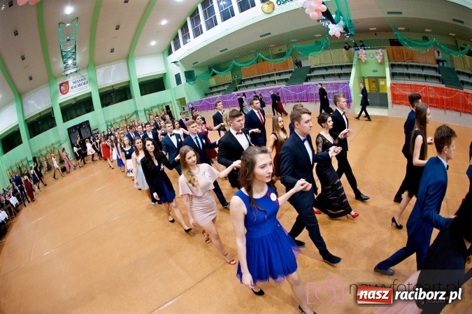 Zdjęcie w galerii na portalu naszraciborz.pl: Raciborskich studniówek czar. Profesjonalna sesja z balu liceum przy ul. Kasprowicza wiadomości z regionu