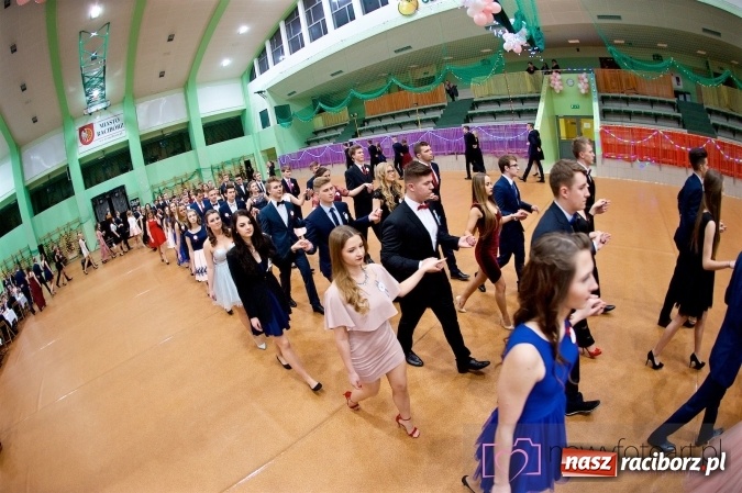 Zdjęcie w galerii na portalu naszraciborz.pl: Raciborskich studniówek czar. Profesjonalna sesja z balu liceum przy ul. Kasprowicza wiadomości z regionu