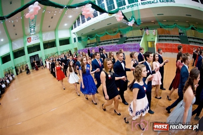 Zdjęcie w galerii na portalu naszraciborz.pl: Raciborskich studniówek czar. Profesjonalna sesja z balu liceum przy ul. Kasprowicza wiadomości z regionu