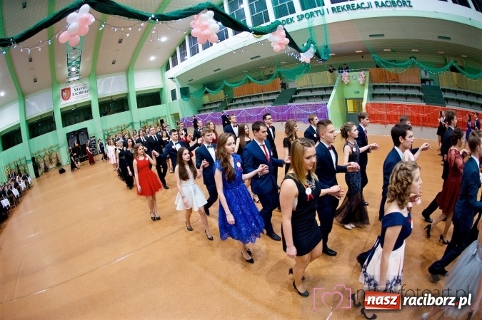 Zdjęcie w galerii na portalu naszraciborz.pl: Raciborskich studniówek czar. Profesjonalna sesja z balu liceum przy ul. Kasprowicza wiadomości z regionu