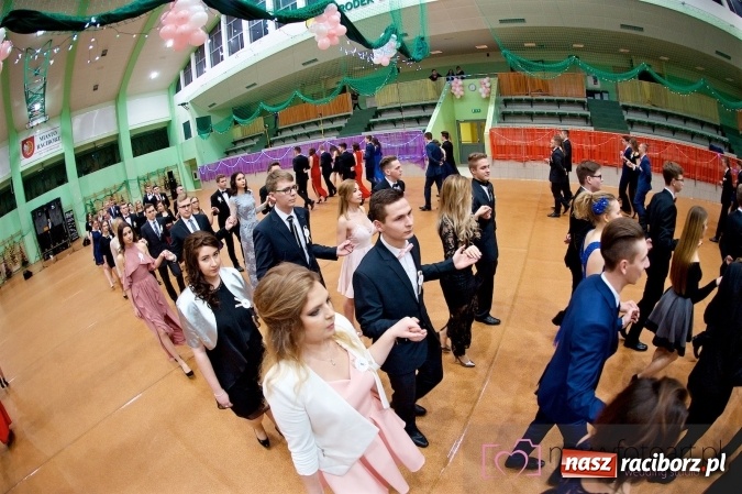 Zdjęcie w galerii na portalu naszraciborz.pl: Raciborskich studniówek czar. Profesjonalna sesja z balu liceum przy ul. Kasprowicza wiadomości z regionu