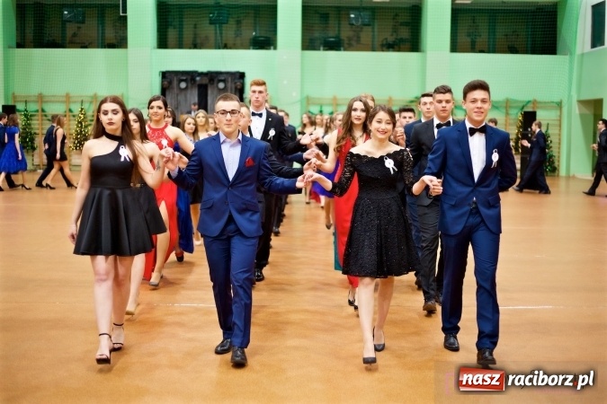 Zdjęcie w galerii na portalu naszraciborz.pl: Raciborskich studniówek czar. Profesjonalna sesja z balu liceum przy ul. Kasprowicza wiadomości z regionu