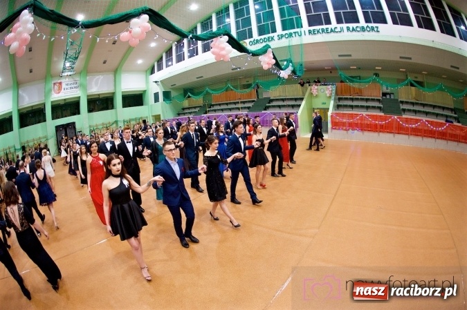 Zdjęcie w galerii na portalu naszraciborz.pl: Raciborskich studniówek czar. Profesjonalna sesja z balu liceum przy ul. Kasprowicza wiadomości z regionu