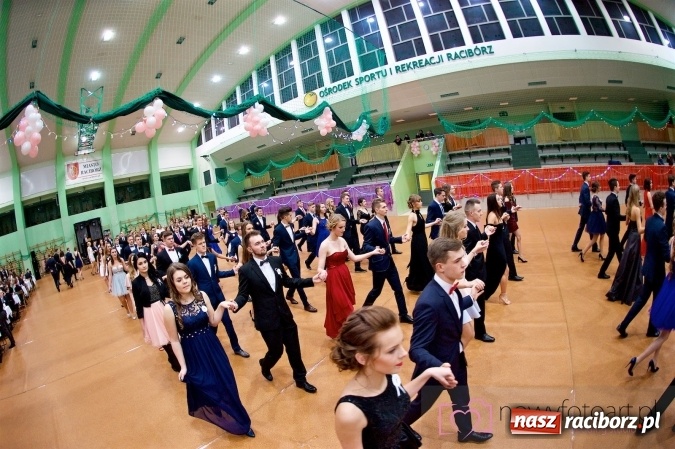 Zdjęcie w galerii na portalu naszraciborz.pl: Raciborskich studniówek czar. Profesjonalna sesja z balu liceum przy ul. Kasprowicza wiadomości z regionu