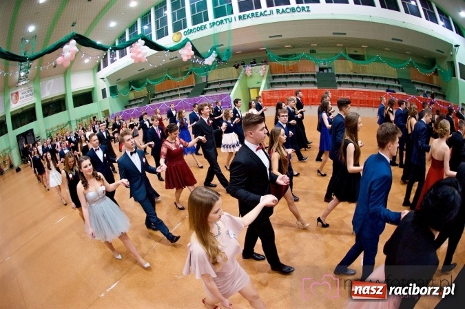 Zdjęcie w galerii na portalu naszraciborz.pl: Raciborskich studniówek czar. Profesjonalna sesja z balu liceum przy ul. Kasprowicza wiadomości z regionu