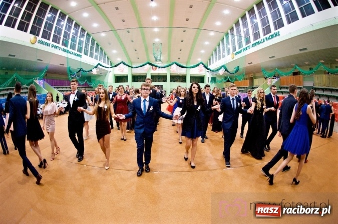 Zdjęcie w galerii na portalu naszraciborz.pl: Raciborskich studniówek czar. Profesjonalna sesja z balu liceum przy ul. Kasprowicza wiadomości z regionu