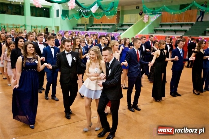 Zdjęcie w galerii na portalu naszraciborz.pl: Raciborskich studniówek czar. Profesjonalna sesja z balu liceum przy ul. Kasprowicza wiadomości z regionu