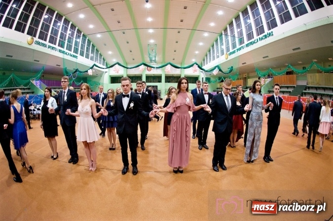 Zdjęcie w galerii na portalu naszraciborz.pl: Raciborskich studniówek czar. Profesjonalna sesja z balu liceum przy ul. Kasprowicza wiadomości z regionu