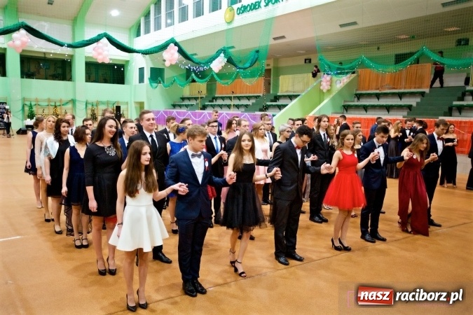 Zdjęcie w galerii na portalu naszraciborz.pl: Raciborskich studniówek czar. Profesjonalna sesja z balu liceum przy ul. Kasprowicza wiadomości z regionu