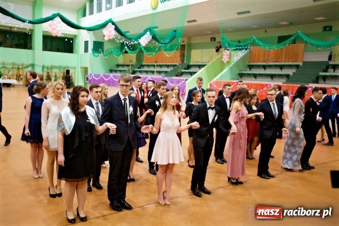 Zdjęcie w galerii na portalu naszraciborz.pl: Raciborskich studniówek czar. Profesjonalna sesja z balu liceum przy ul. Kasprowicza wiadomości z regionu