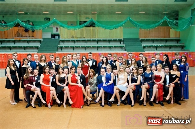 Zdjęcie w galerii na portalu naszraciborz.pl: Raciborskich studniówek czar. Profesjonalna sesja z balu liceum przy ul. Kasprowicza wiadomości z regionu