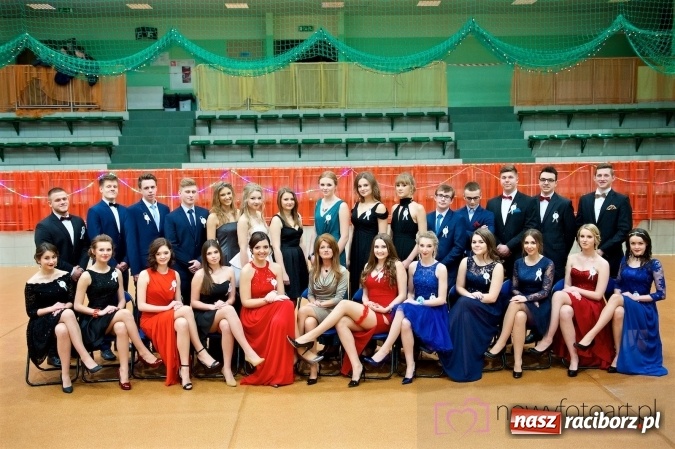 Zdjęcie w galerii na portalu naszraciborz.pl: Raciborskich studniówek czar. Profesjonalna sesja z balu liceum przy ul. Kasprowicza wiadomości z regionu