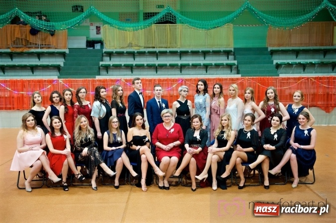 Zdjęcie w galerii na portalu naszraciborz.pl: Raciborskich studniówek czar. Profesjonalna sesja z balu liceum przy ul. Kasprowicza wiadomości z regionu