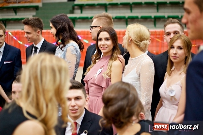Zdjęcie w galerii na portalu naszraciborz.pl: Raciborskich studniówek czar. Profesjonalna sesja z balu liceum przy ul. Kasprowicza wiadomości z regionu
