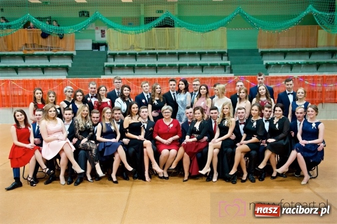 Zdjęcie w galerii na portalu naszraciborz.pl: Raciborskich studniówek czar. Profesjonalna sesja z balu liceum przy ul. Kasprowicza wiadomości z regionu