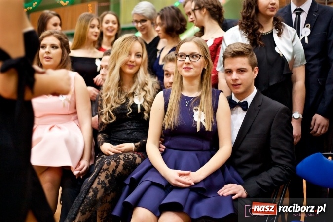 Zdjęcie w galerii na portalu naszraciborz.pl: Raciborskich studniówek czar. Profesjonalna sesja z balu liceum przy ul. Kasprowicza wiadomości z regionu