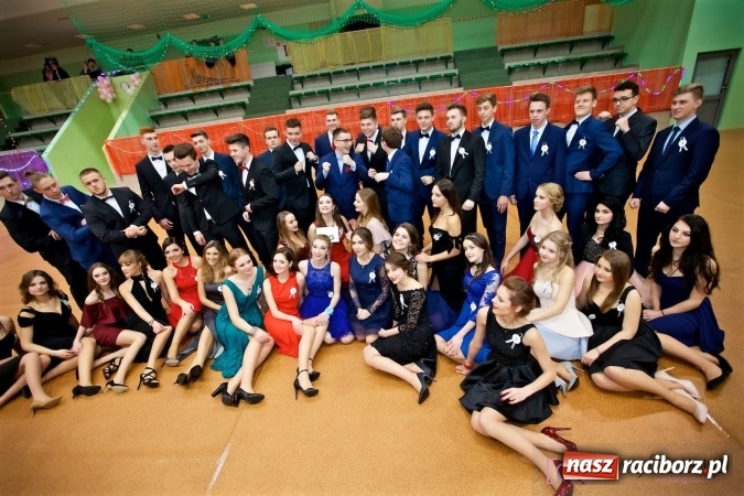 Zdjęcie w galerii na portalu naszraciborz.pl: Raciborskich studniówek czar. Profesjonalna sesja z balu liceum przy ul. Kasprowicza wiadomości z regionu