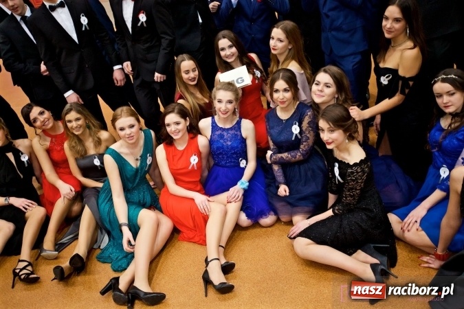 Zdjęcie w galerii na portalu naszraciborz.pl: Raciborskich studniówek czar. Profesjonalna sesja z balu liceum przy ul. Kasprowicza wiadomości z regionu