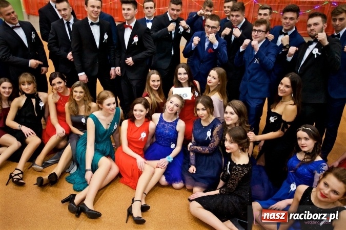 Zdjęcie w galerii na portalu naszraciborz.pl: Raciborskich studniówek czar. Profesjonalna sesja z balu liceum przy ul. Kasprowicza wiadomości z regionu