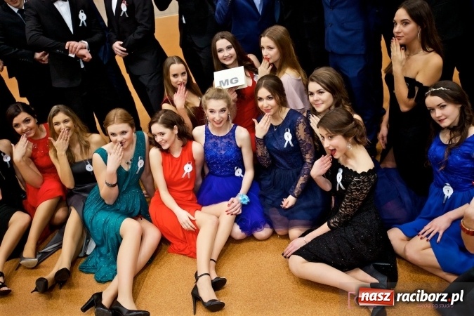 Zdjęcie w galerii na portalu naszraciborz.pl: Raciborskich studniówek czar. Profesjonalna sesja z balu liceum przy ul. Kasprowicza wiadomości z regionu