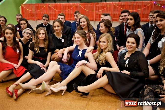 Zdjęcie w galerii na portalu naszraciborz.pl: Raciborskich studniówek czar. Profesjonalna sesja z balu liceum przy ul. Kasprowicza wiadomości z regionu