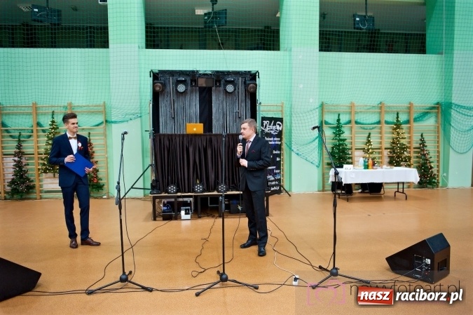 Zdjęcie w galerii na portalu naszraciborz.pl: Raciborskich studniówek czar. Profesjonalna sesja z balu liceum przy ul. Kasprowicza wiadomości z regionu