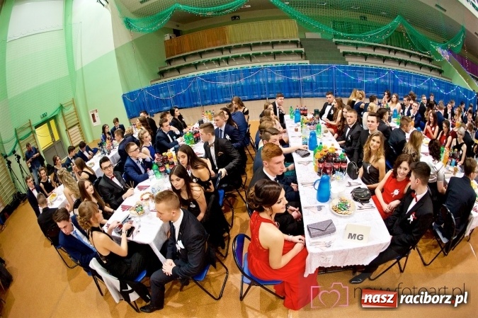 Zdjęcie w galerii na portalu naszraciborz.pl: Raciborskich studniówek czar. Profesjonalna sesja z balu liceum przy ul. Kasprowicza wiadomości z regionu