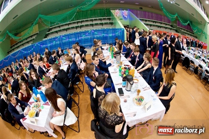 Zdjęcie w galerii na portalu naszraciborz.pl: Raciborskich studniówek czar. Profesjonalna sesja z balu liceum przy ul. Kasprowicza wiadomości z regionu