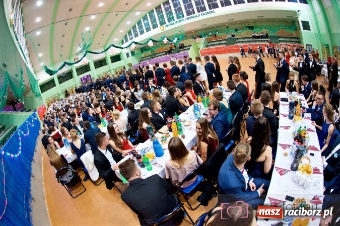 Zdjęcie w galerii na portalu naszraciborz.pl: Raciborskich studniówek czar. Profesjonalna sesja z balu liceum przy ul. Kasprowicza wiadomości z regionu