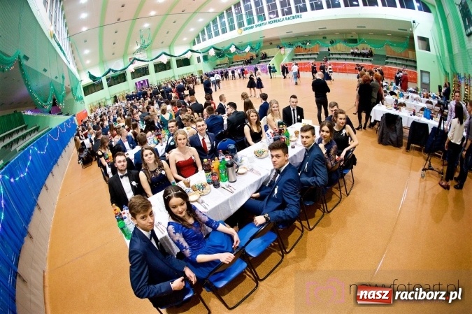 Zdjęcie w galerii na portalu naszraciborz.pl: Raciborskich studniówek czar. Profesjonalna sesja z balu liceum przy ul. Kasprowicza wiadomości z regionu