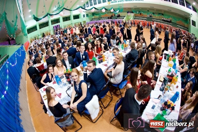 Zdjęcie w galerii na portalu naszraciborz.pl: Raciborskich studniówek czar. Profesjonalna sesja z balu liceum przy ul. Kasprowicza wiadomości z regionu