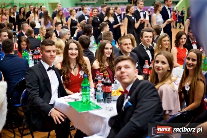 Zdjęcie w galerii na portalu naszraciborz.pl: Raciborskich studniówek czar. Profesjonalna sesja z balu liceum przy ul. Kasprowicza wiadomości z regionu