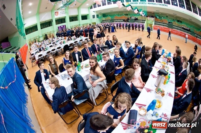 Zdjęcie w galerii na portalu naszraciborz.pl: Raciborskich studniówek czar. Profesjonalna sesja z balu liceum przy ul. Kasprowicza wiadomości z regionu