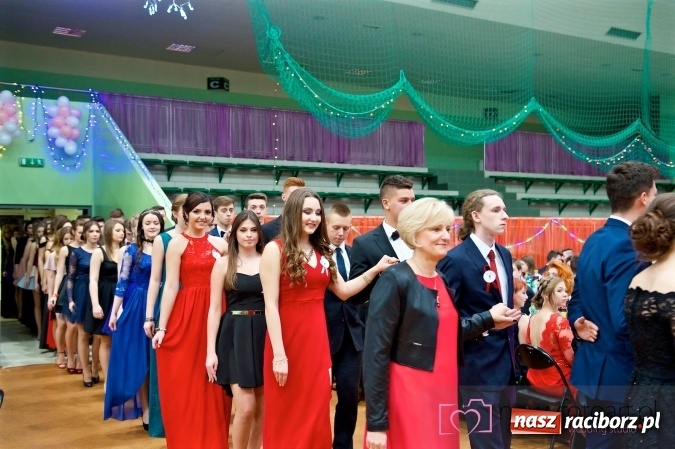 Zdjęcie w galerii na portalu naszraciborz.pl: Raciborskich studniówek czar. Profesjonalna sesja z balu liceum przy ul. Kasprowicza wiadomości z regionu